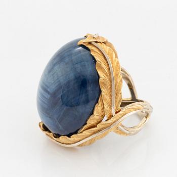 A Tina Karlsson ring in 18K gold set with a cabochon-cut sapphire.