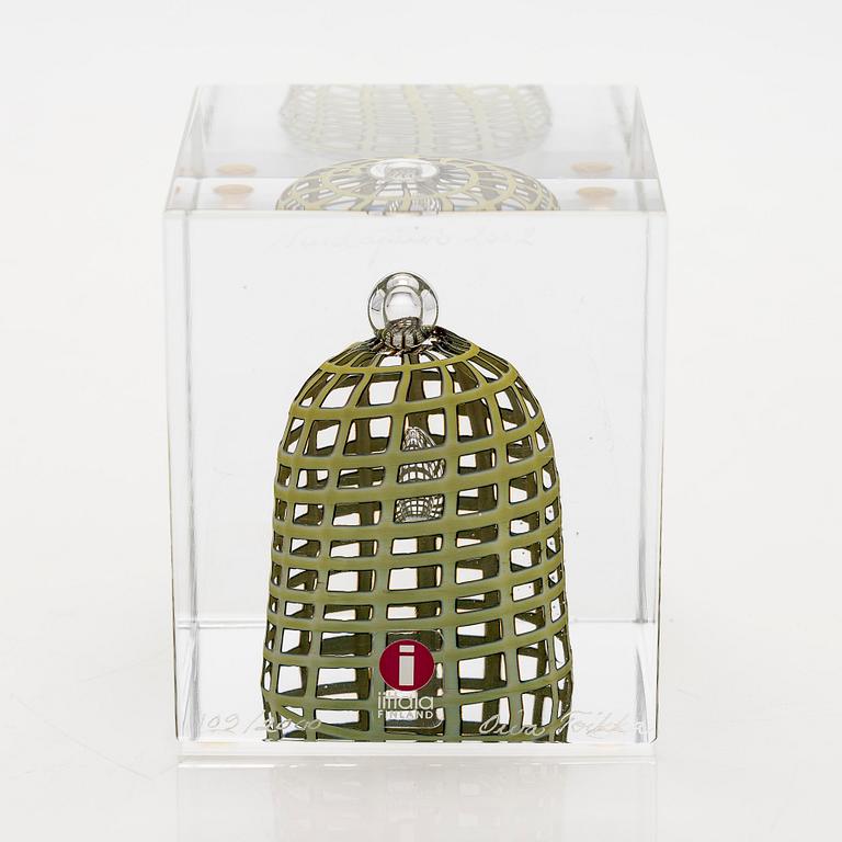 Oiva Toikka, årskub, signerad Oiva Toikka, Nuutajärvi 2002, numrerad 109/2000.