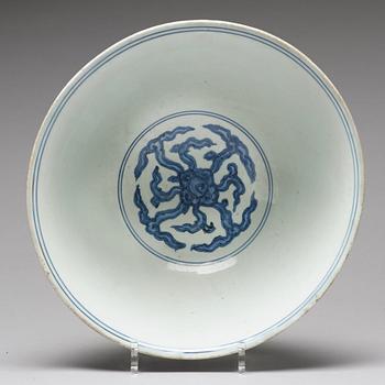BÅLSKÅL, porslin. Mingdynastin med Jiajings märke och period (1522-1566).