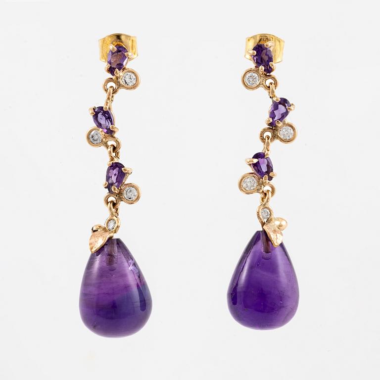 Earrings, Mandelstam, 18K gold, set with cabochon-cut amethysts, brilliant-cut diamonds, and faceted amethysts.