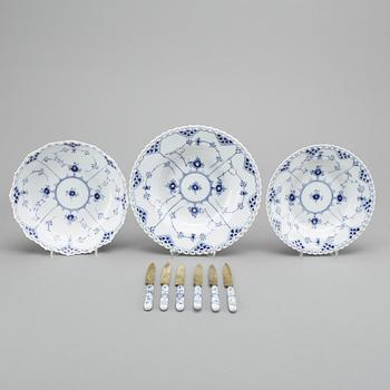 SERVISDELAR, 84 stycken, porslin, Musselmalet, Royal Copenhagen.