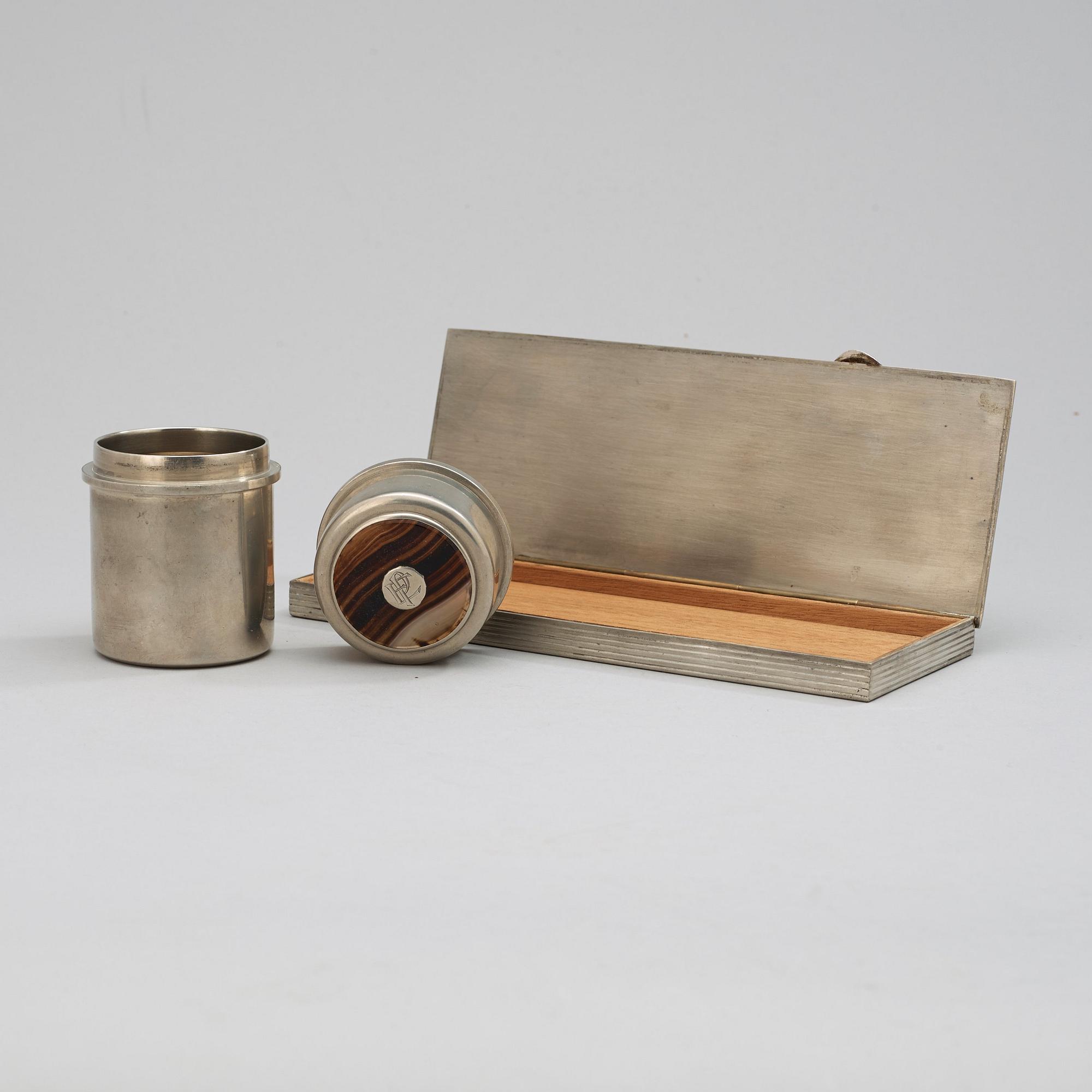 FIRMA SVENSKT TENN, cigarettetui och burk, Stockholm  1944 och 1960.