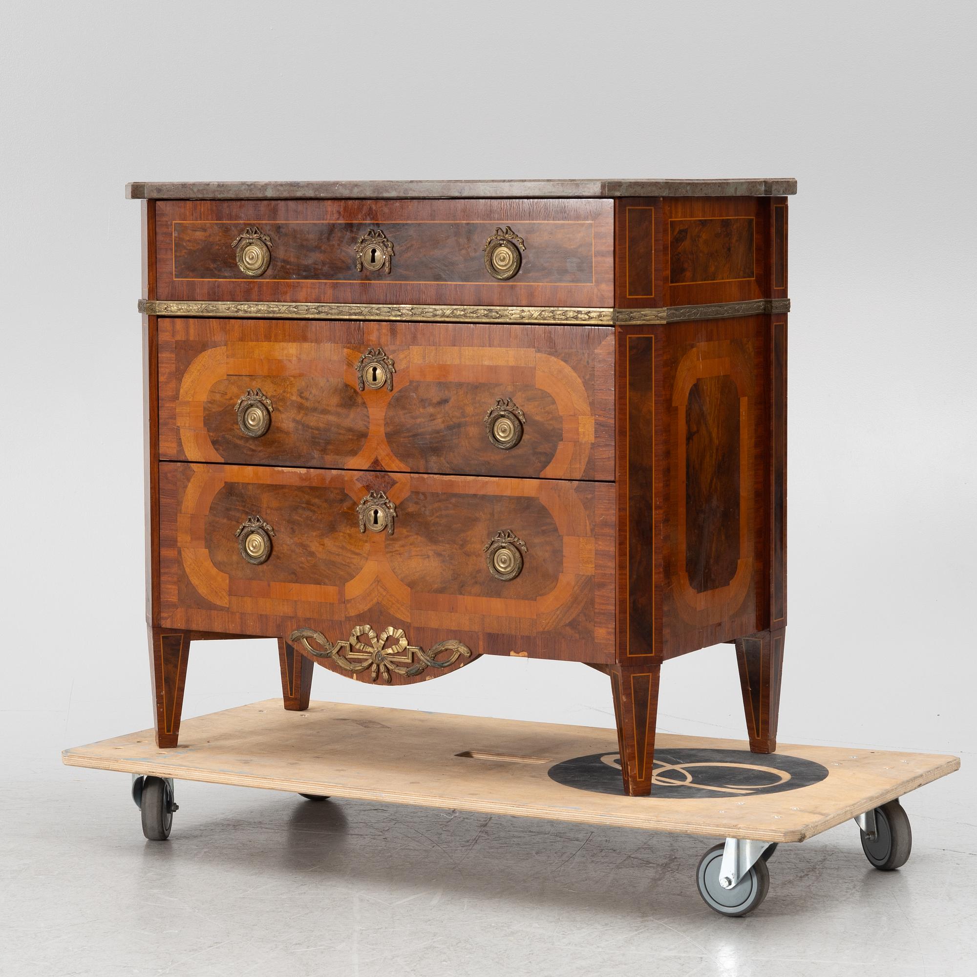 Chest of drawers, Gustavian style, early 20th century.