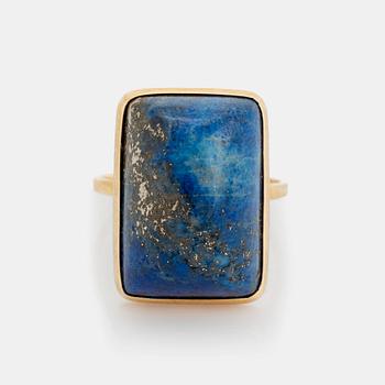 339. An 18K gold and lapis lazuli ring by Burle Marx.