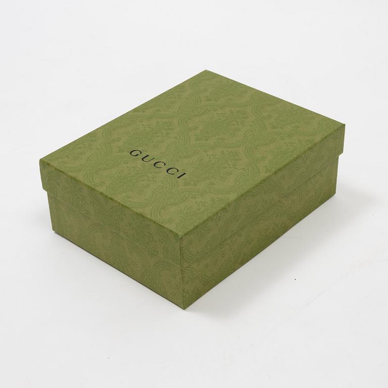 Gucci, a 'Flora' silk scarf.