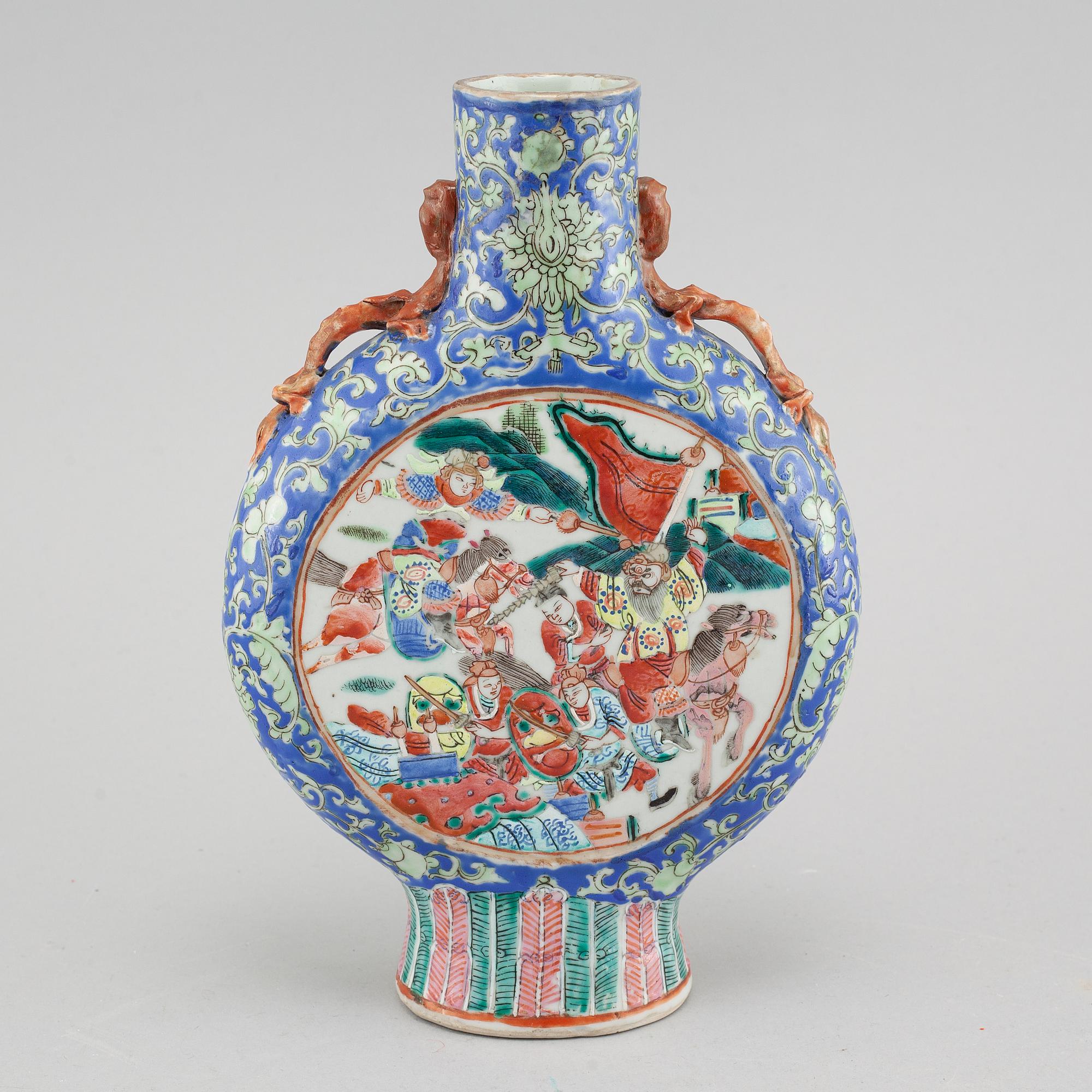 A porcelain moon flask from China, 19th century.