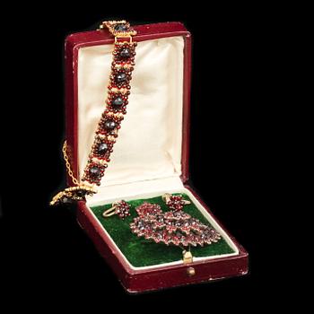 GARNITYR, 5 delar. Förgyllt silver med granater. 1800/1900-tal.