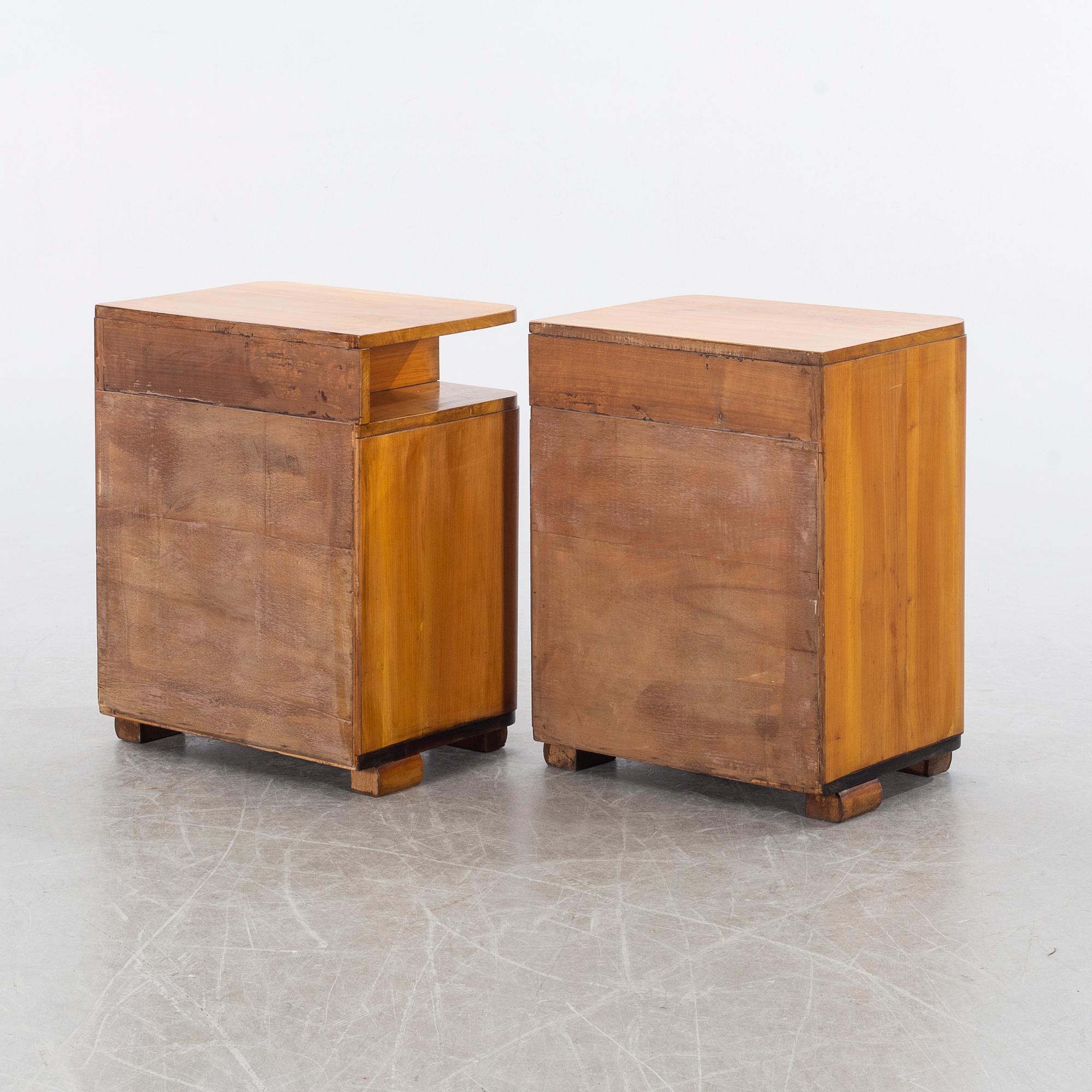 A pair of bedside, 1900-talets mitt.