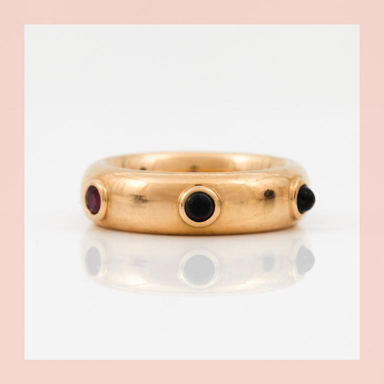 RING, Gaudy, med 3 rubiner och 3 cabochonslipade onyxer.