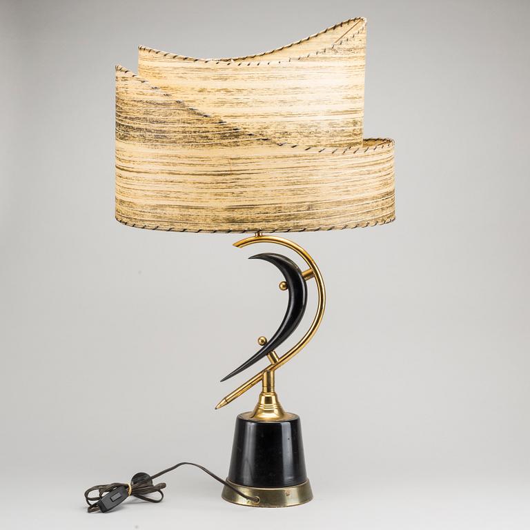 A 1970'S TABLE LAMP.