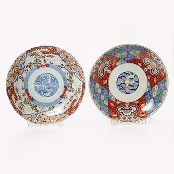 Praktfat, två stycken, porslin. Japan, Meiji (1868-1912).