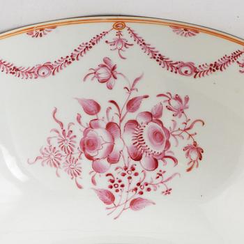 A Chinese Export punch bowl, Qing dynasty, Qianlong (1736-95).