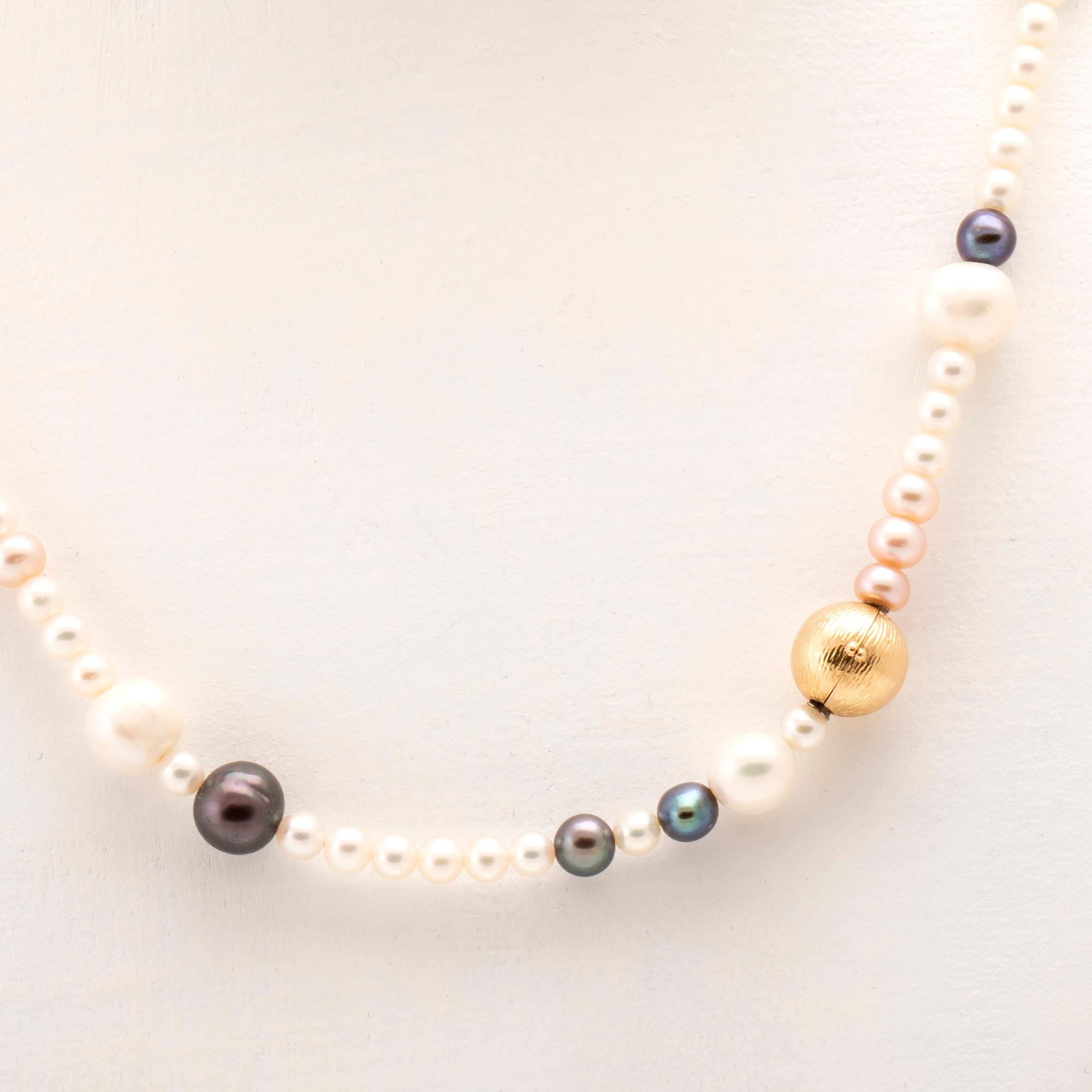 Ole Lynggaard, odlade pärlor 2 st collier samt ett armband och lås i 18K guld.