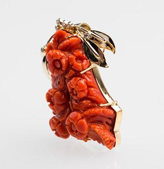 HÄNGE, 18 K guld med korall samt diamanter. Stämplad. Vikt ca 17 g.