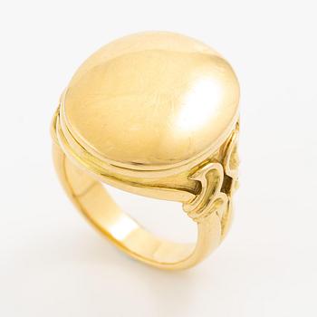 A ring 18K gold with rose-cut diamonds.