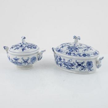 Three 'Zwiebelmuster' porcelain pieces, Meissen, first half of the 20th Century.