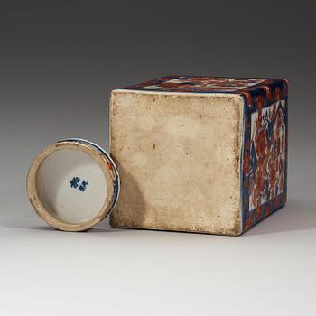 An imari tea caddie, Qing dynasty, Kangxi (1662-1722).