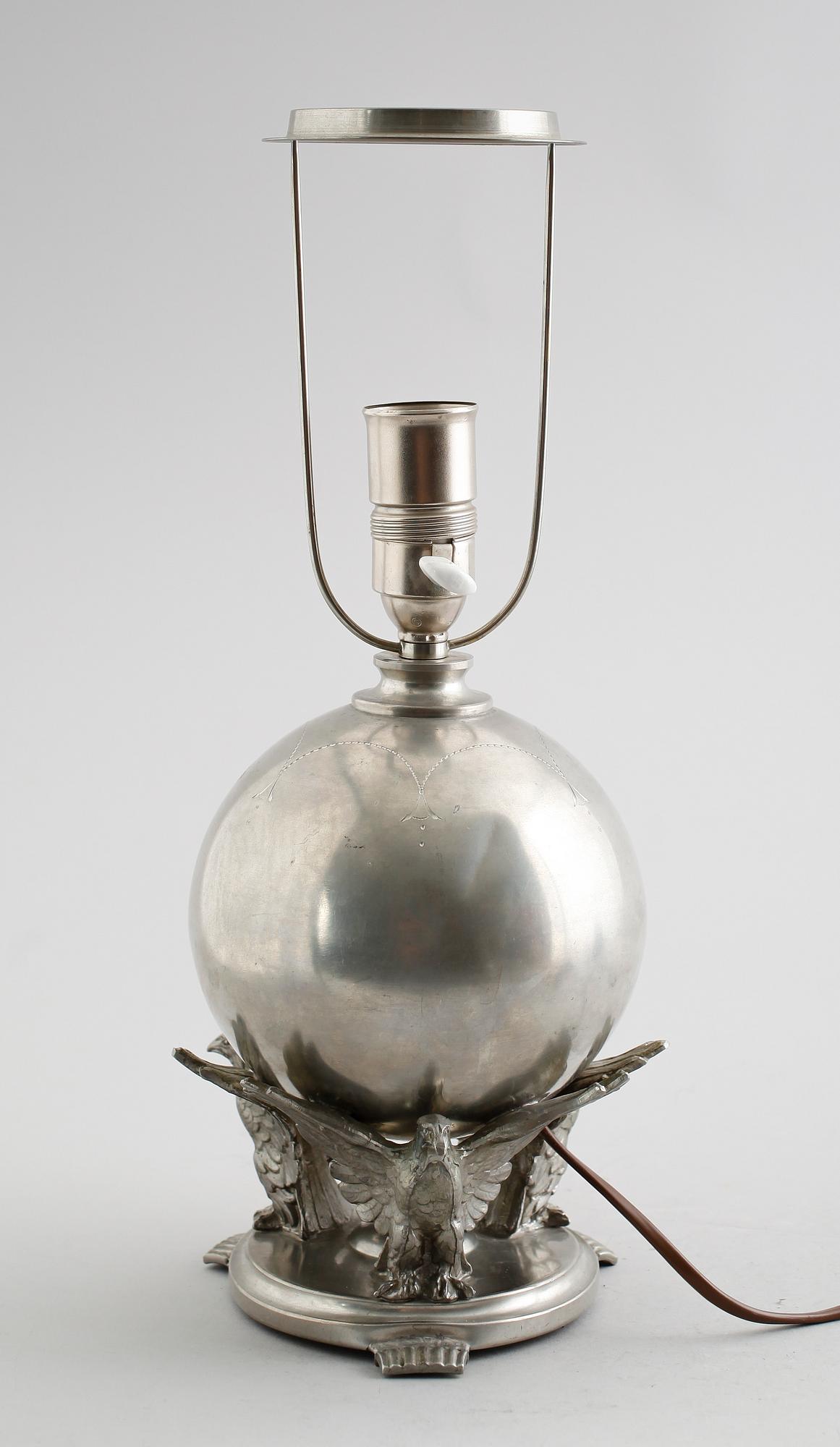 BORDSLAMPA, tenn, 1900-talets första hälft.