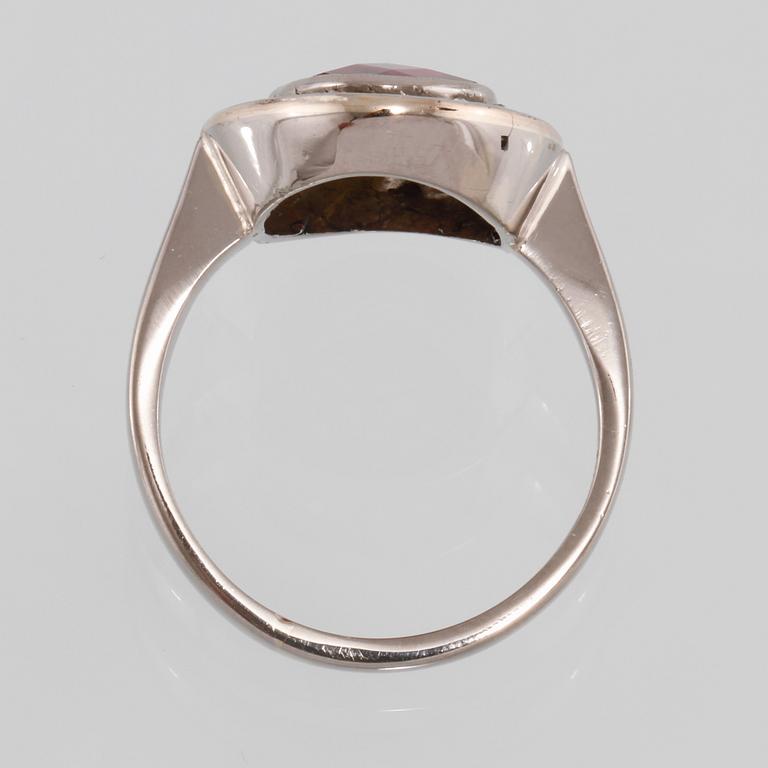 RING, 18K vitguld med checkerslipad syntetisk rubin samt åttkantslipade diamanter. Vikt vita stenar. 5,9 gram.