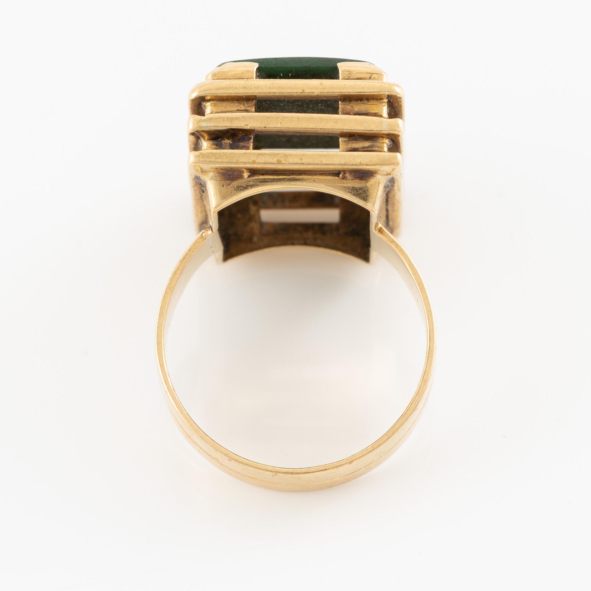 Ring, 18K gold with green stone.