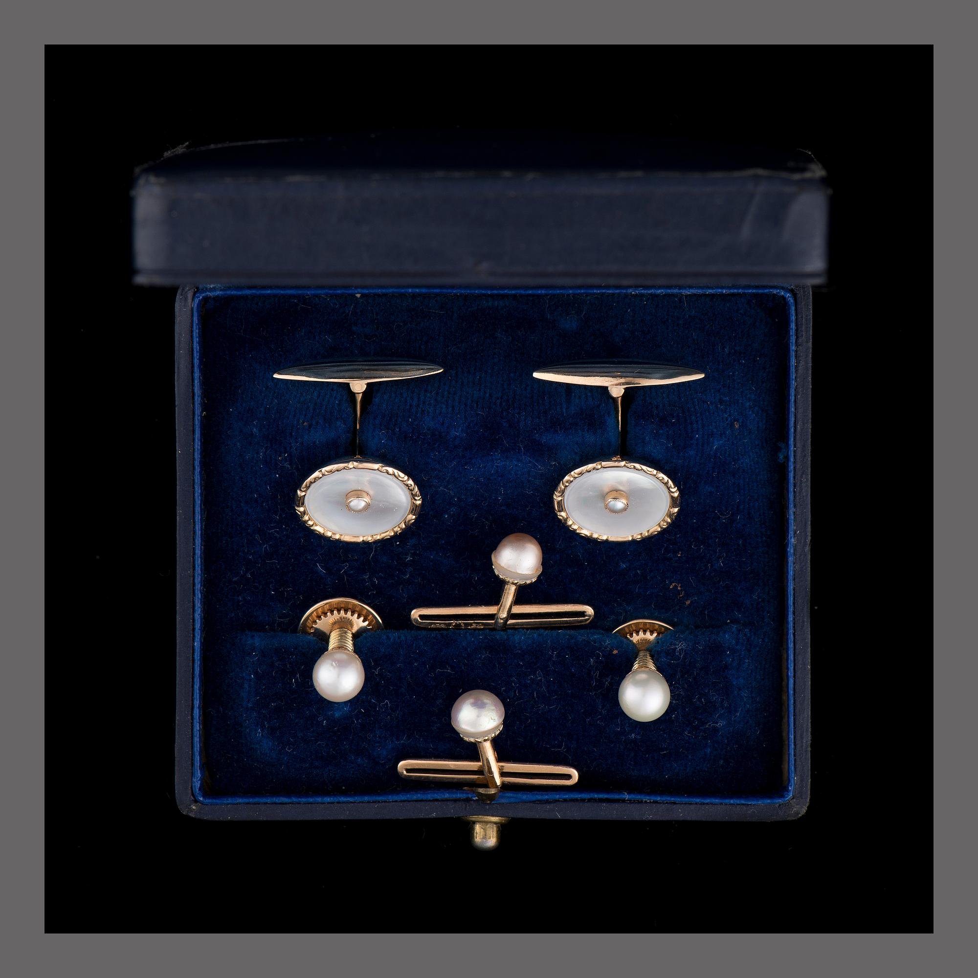 MANSCHETTKNAPPAR och FRACKKNAPPAR, 2 + 4 st. 14K guld, pärlemor, pärlor, Oskar Lindroos, Helsingfors 1938.