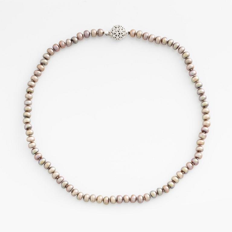 Pearl necklace with cultured freshwater pearls, silver clasp.