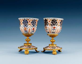 1357. A pair of imari cups mounted as goblets, Qing dynasty, Kangxi (1662-1722). (2).