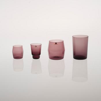 DRICKSGLAS, 24 st, och KARAFFER, 2 st, "i-glas"-serien, Timo Sarpaneva 1950-60-tal. En karaff signerad.