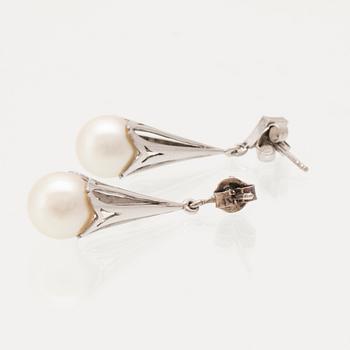 Earrings, a pair of 18K white gold with brilliant-cut diamonds and cultured pearls.