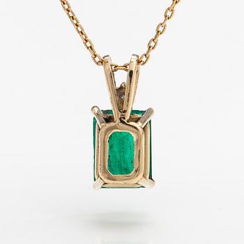 A 14K and 18K gold necklace with an ca. 2.22 ct emerald and a ca. 0.05 ct diamond.