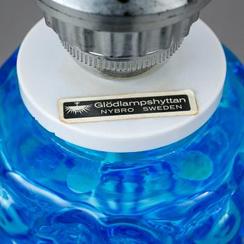 BORDSLAMPA, glas. Glödlampshyttan, Nybro, 1960-tal. Troligen formgiven av Gustav Leek.