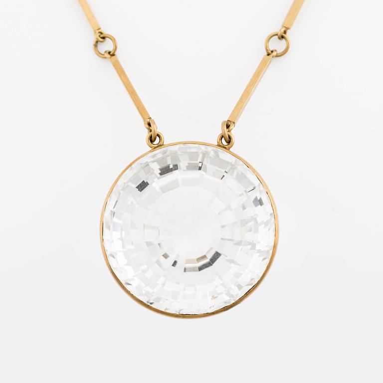 Wiwen Nilsson, an 18K gold necklace with a rock crystal pendant, Lund 1975.