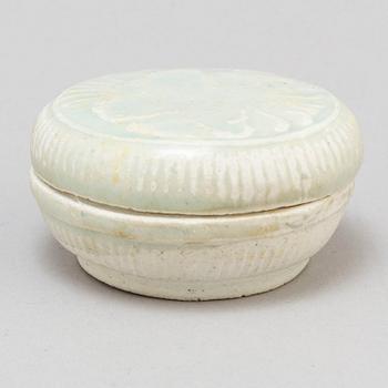 A glazed box with cover, Song/Yuandynastin (960-1368).