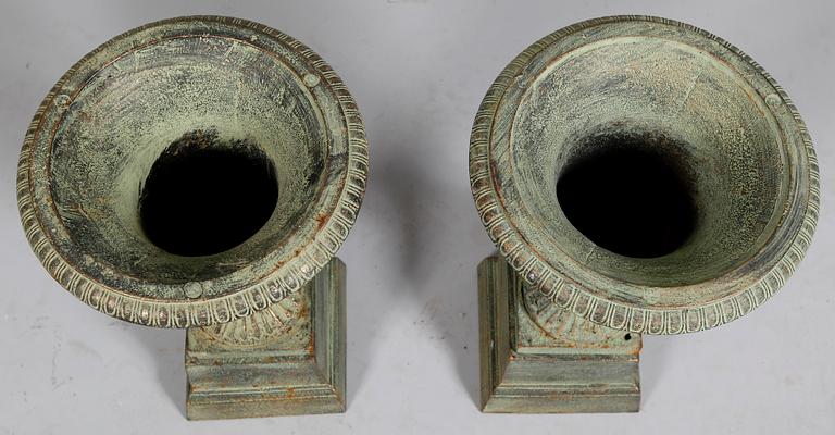 TRÄDGÅRDSURNOR, 1 par, gjutgods, samtida.