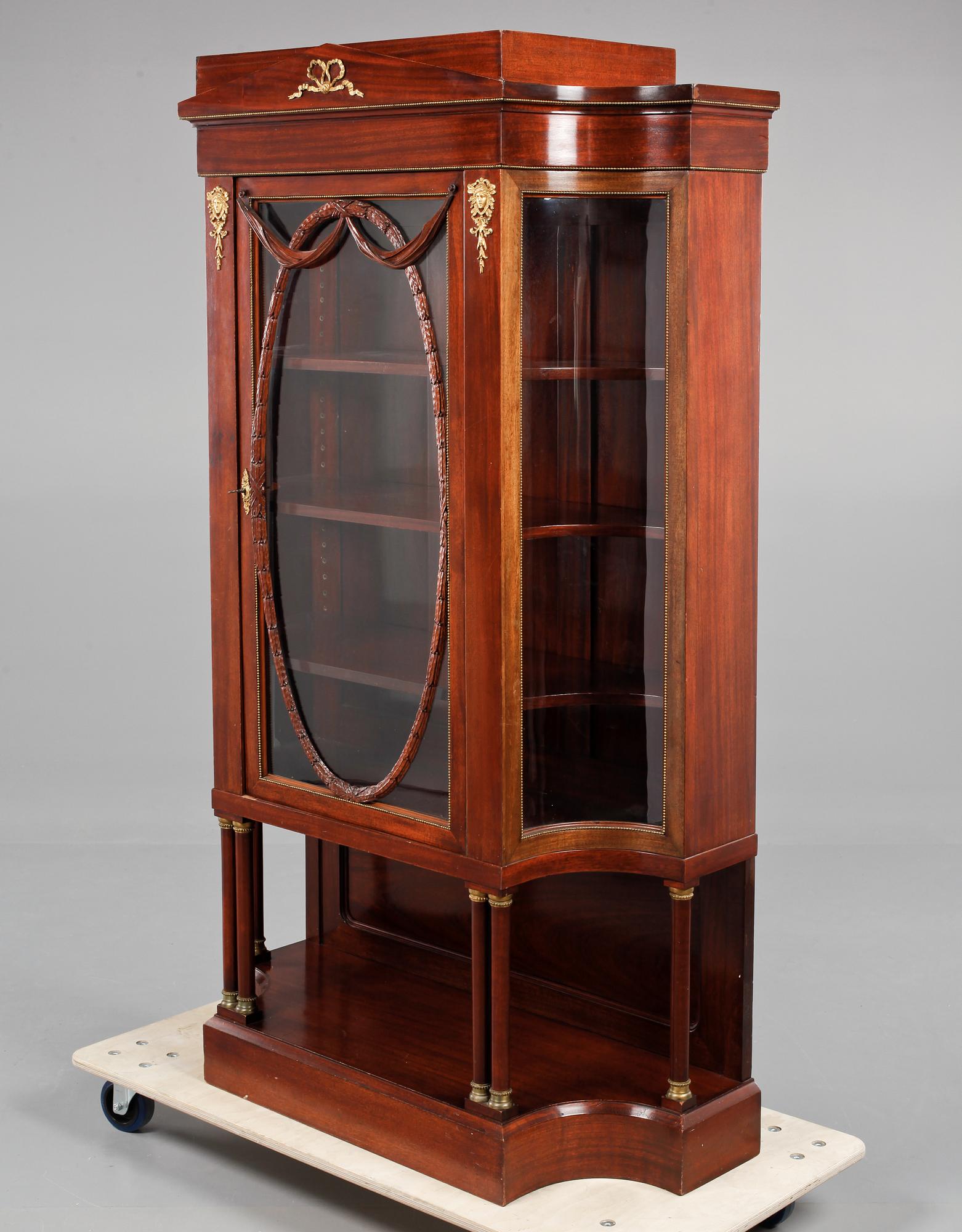 VITRINSKÅP, Christ & Quarack, Eisenbach, Tyskland, omkring 1900.