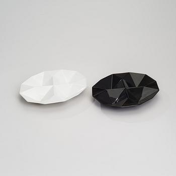 KAJ FRANCK, A PAIR OF HORS D´OEUVRE PLATES. Signed KF-2, Arabia. Late 1950s.