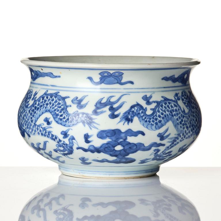 A blue and white four clawed dragon censer, Transition, 17th century.