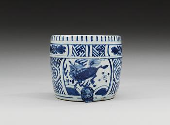 RÖKELSEKAR, porslin. Tripod. Ming dynastin, Wanli (1573-1619).