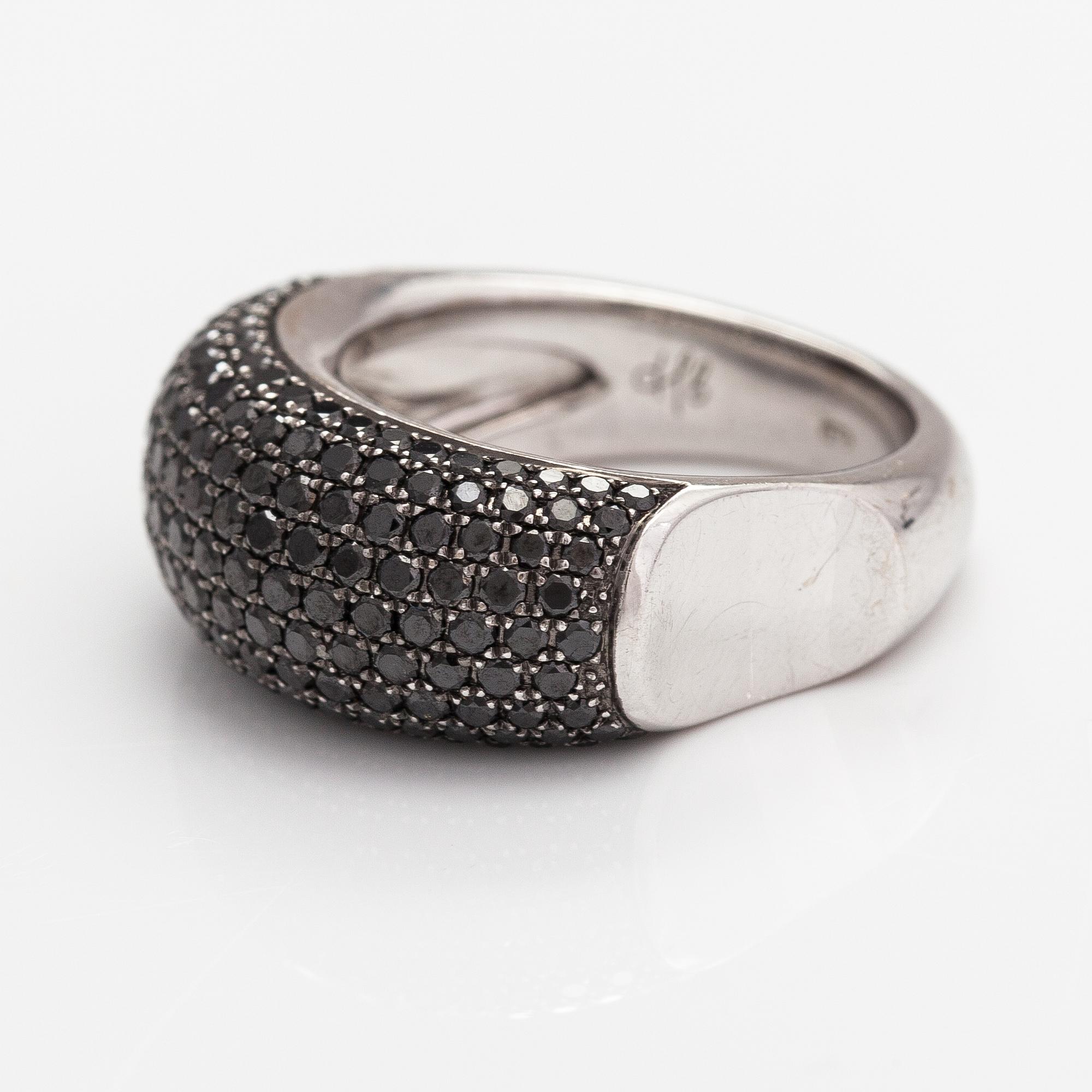 An 18K white gold ring with black diamonds ca. 1.70 ct in total.