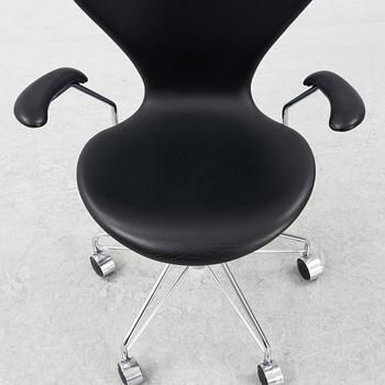 Arne Jacobsen, skrivbordsstol, "Sjuan", Fritz Hansen, daterad 2017.