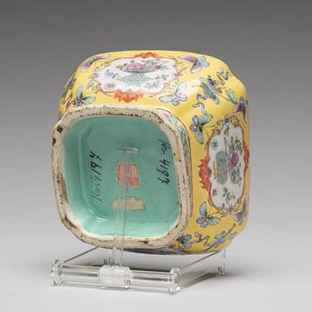 A famille rose bowl, Qing dynasty, circa 1900.