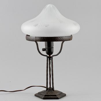 BORDSLAMPA, jugend, 1900-talets första hälft.