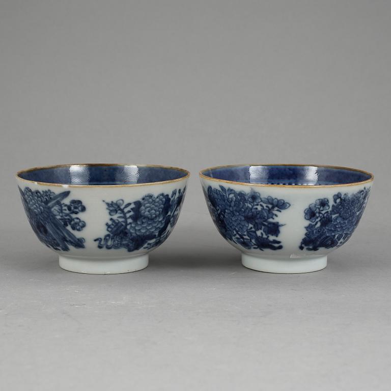 SKÅLAR, ett par. Porslin, Kina, Qianlong 1736-95.