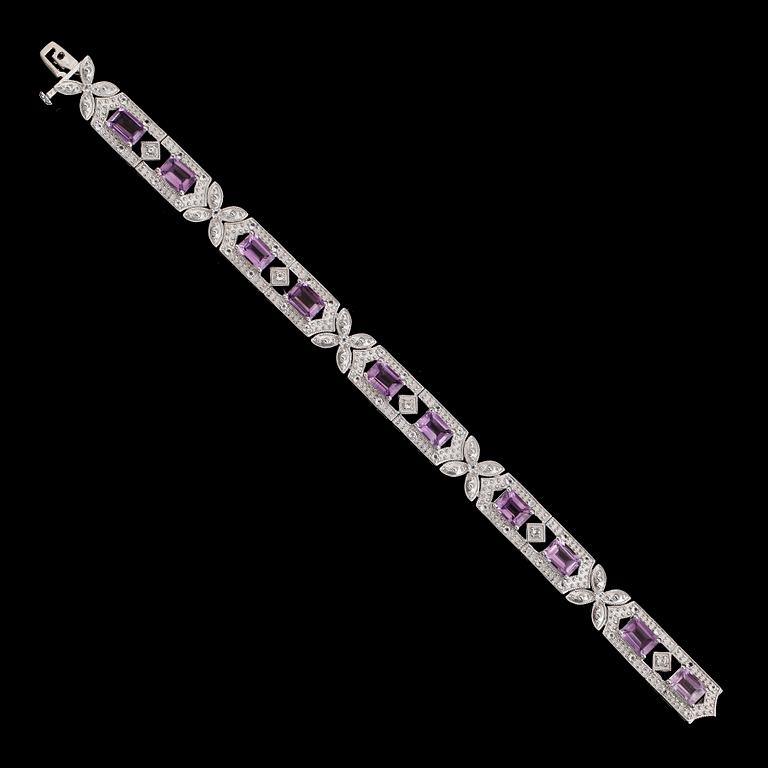 ARMBAND, sterlingsilver, ametister tot ca 11.00 ct, vita topaser tot ca 1.50 ct.