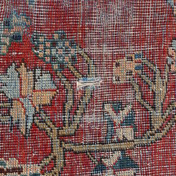 An antique/semi-antique Sarouk / Mahal carpet, c. 505 x 320 cm.