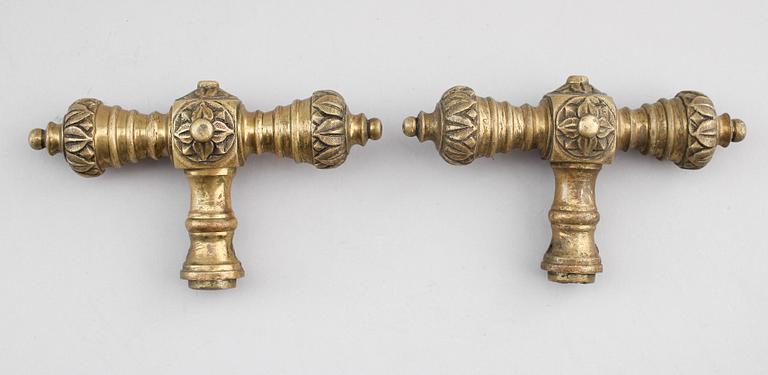 HANDTAG OCH NYCKELSKYLTAR, mässing, 1800-talets andra hälft.