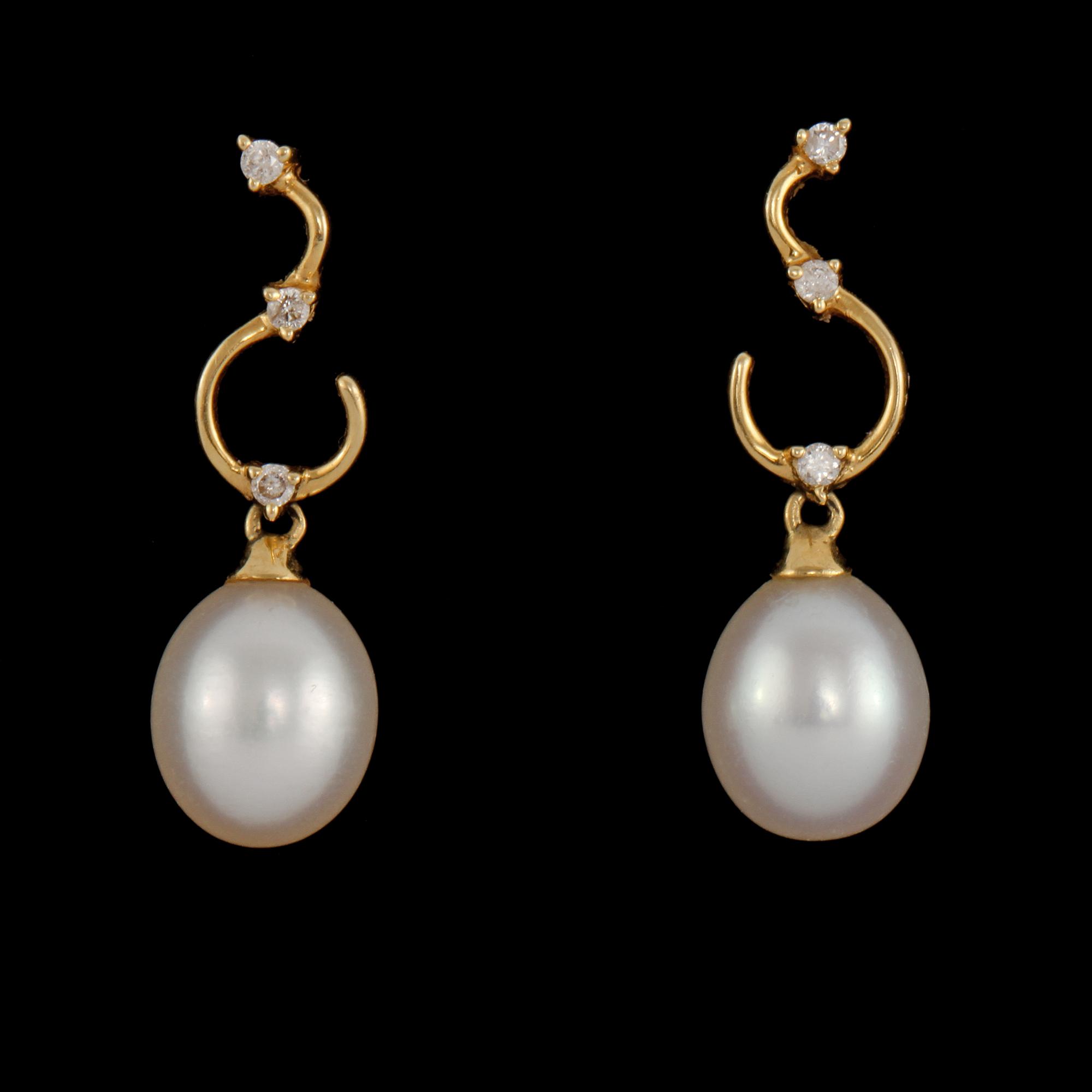 ÖRHÄNGEN, ett par, 18k guld med odlade pärlor och 6 briljantslipade diamanter. Sekelskifte 1900/2000. Vikt 4 g.