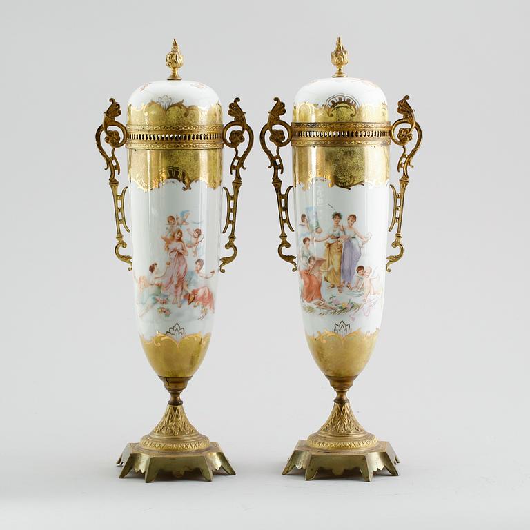 LOCKURNOR, 1 par, porslin och mässing, sannolikt Frankrike, omkring år 1900.