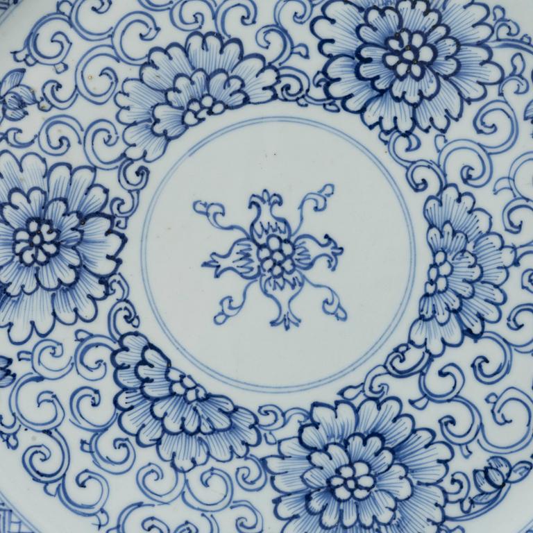 Fat, porslin. Qingdynastin, Yongzheng (1723-35).