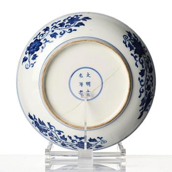 Tallrik, mjukt porslin. Qingdynastin, 1700-tal med Chenghuas märke.